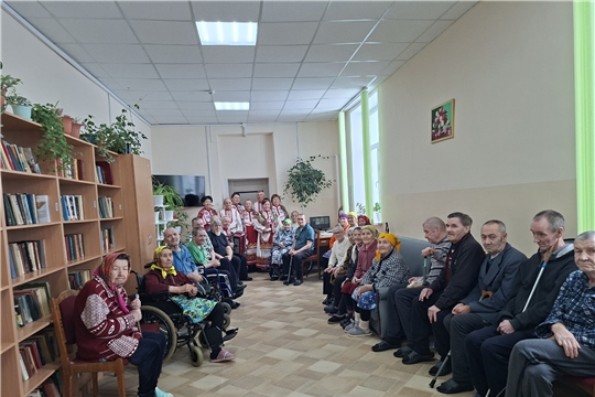 Ансамбль "Айхол" Атнарского СДК посетил Дом ветеранов деревни Березовка