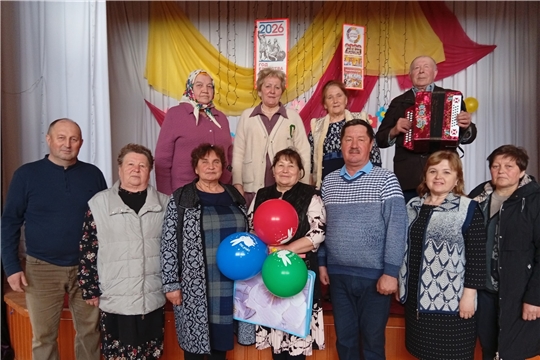Коллектив "Хӑмӑш" Питеркинского СДК поздравил Раису Самылкину с 65-летним юбилеем