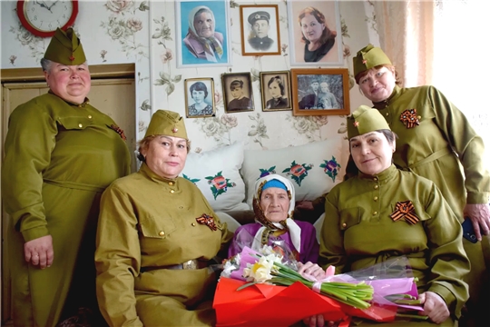 Фольклорный коллектив «Ханатар» поздравил на дому Раису Ижендееву со 100-летним юбилеем