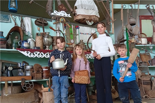 В большом зале Питеркинского СДК организована выставка "Аваллӑх ахрӑмӗнче"