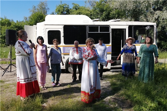 Автоклуб посетил с выездным концертом "Моя Родина - Россия" деревню Аликово