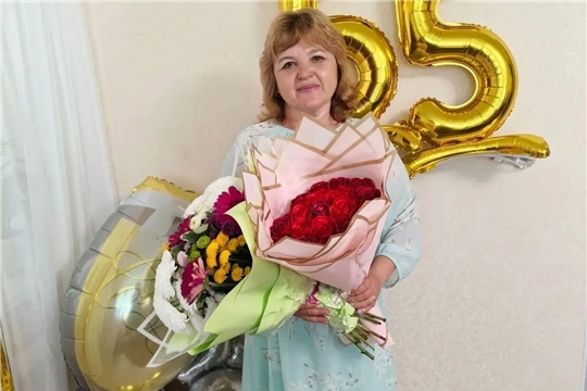 Коллектив "Хӑмӑш" Питеркинского СДК поздравил Зою Мидейкину с 55-летним юбилеем