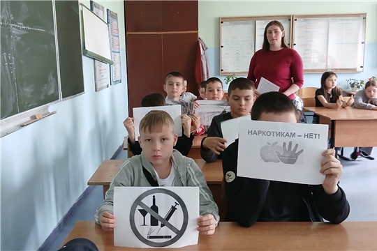 Методист Большеатменского СДК провела беседу «Наш выбор — мир без наркотиков»