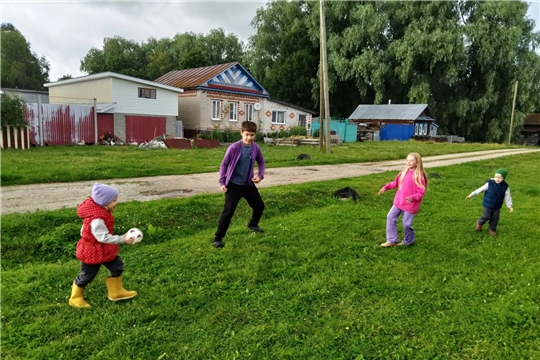 Заведующая Большеатменским СДК провела с детьми беседу "Люблю тебя, природа, в любое время года"
