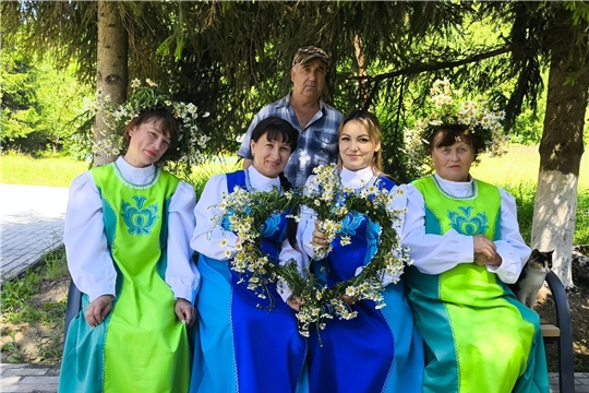 Участники клубного формирования Староатайского СДК провели мастер-класс - «Ромашковые веночки добра»