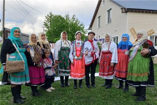В деревне Жукино в домашнем музее Светланы Горлановой состоялся фольклорный час "Свадебные наряды в Красночетайском округе"