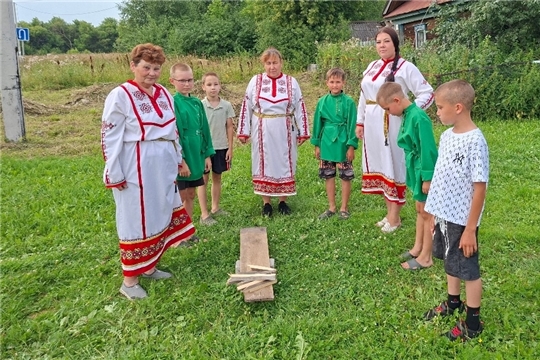 Заведующей Атнарским СДК проведен познавательный час "Урам вăййисем"