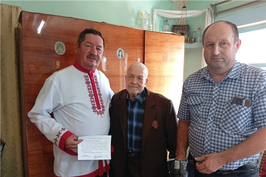 Поздравление на дому жителя деревни Питеркино Василия Вазина с 98-летием