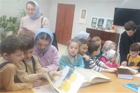 Экскурсия в библиотеку при храме иконы Божией Матери "Взыскание погибших"