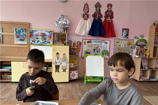 Украшение группы тематическими рисунками и плакатами  к 1 Мая