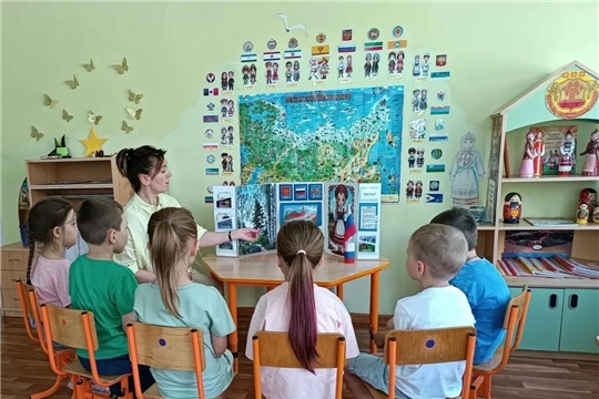 В подготовительной к школе группе "Кораблик" состоялся тематический познавательный час "Открой для себя Россию"