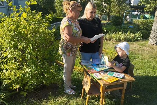 Активистки Женского движения оказывают нашим родителям консультационную поддержку.