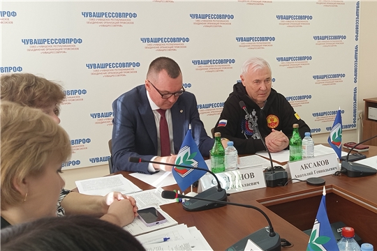 Депутат Госдумы Анатолий Аксаков и реском Общероссийского профсоюза образования договорились о плане совместных действий
