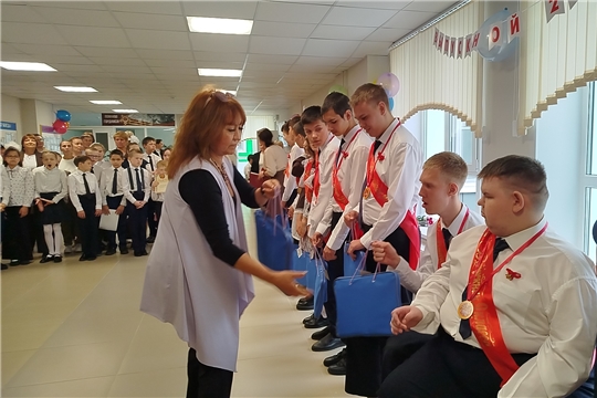 «Звени, звени звонок прощальный!» Заместитель председателя Чувашрессовпроф Ирина Филиппова поздравила выпускников Саланчикской школы-интерната