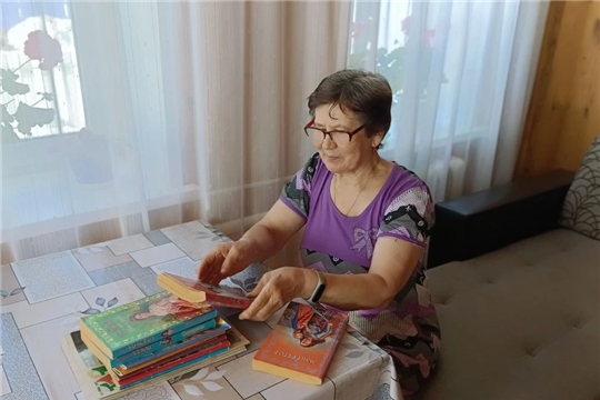 «Тёплым словом - добрым делом: библиотекари подарили книги и внимание» в рамках волонтёрского проекта «Я-Шемуршинец»