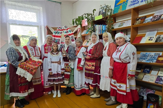Краеведческий экскурс у выставки «Семейные ценности - культурное наследие Чувашии»в рамках проекта Главы Чувашской Республики Олега Николаева «Яркое лето Чувашии» и этнопроекта «Сик Тух» (Трёхизб-Шемуршинская с/б)