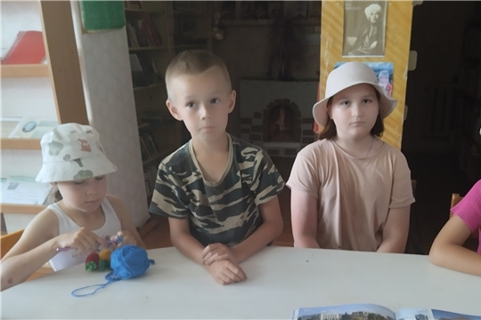 Экскурсия «В гости к книгам» в рамках проекта Главы Чувашской Республики Олега Николаева «Яркое лето Чувашии» (Малобуяновская с/б)