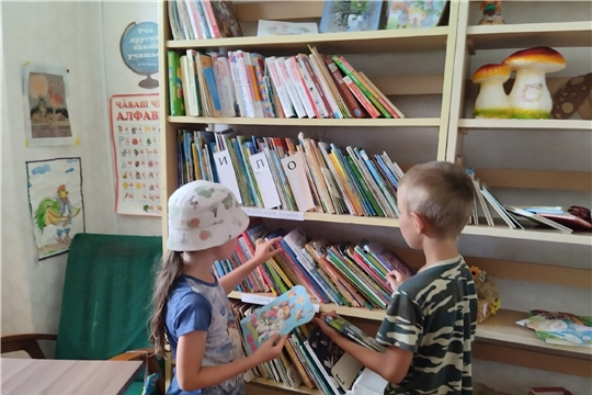 Экскурсия «В гости к книгам» в рамках проекта Главы Чувашской Республики Олега Николаева «Яркое лето Чувашии» (Малобуяновская с/б)