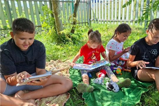 День отдыха с книгой на природе «Книжки на прогулке» в рамках проекта Главы Чувашии Олега Николаева «Яркое лето Чувашии» (Трёхизб-Шемуршинская с/б)