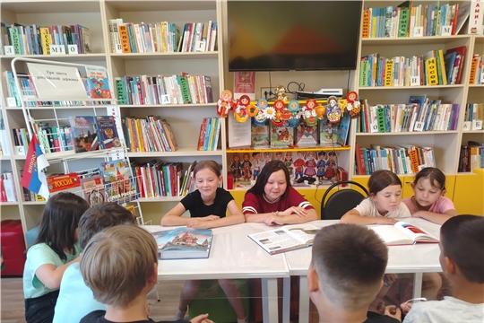 Книжная выставка «Три цвета российской державы» в рамках проекта Главы Чувашии Олега Николаева «Яркое лето Чувашии»