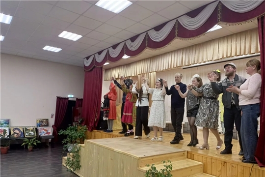 В год Единства и Дружбы Шемуршинский народный театр продолжил свои гастроли в Дрожжановском районе д.Новое Чекурское. 