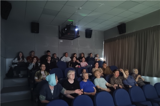 Школьники и волонтеры объединились за просмотром кино.
