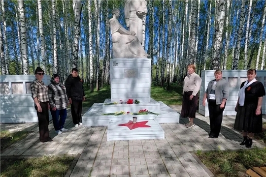 Память в наших сердцах: в парке Чукальского территориального отдела состоялось возложение цветов.