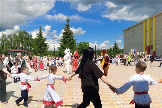 Центральная площадь села Шемурша у здания Дворца культуры АУ «ЦКС» превратилась в огромную планету радости.