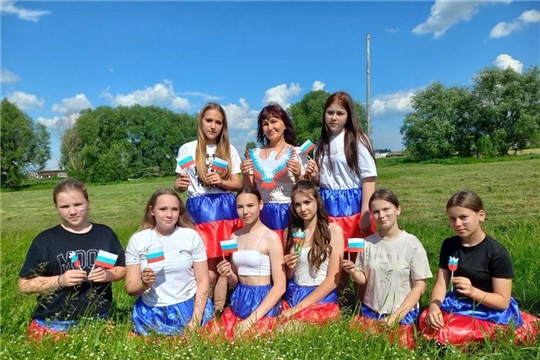 В Трёхбалтаевском ЦСДК для детей и подростков провели увлекательный тематический флешмоб "Мы - россияне!".