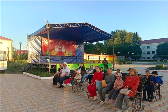 Летний кинотеатр под открытым небом собрал жителей села Шемурша.