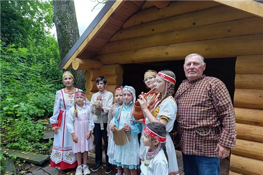 На территории Старочукальского территориального отдела состоялся яркий фольклорный праздник «Живые традиции у чистых истоков: фольклорные посиделки «Роднички».