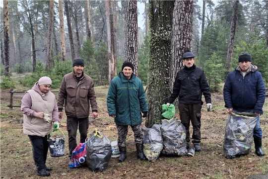 Сотрудники СШ «Туслах» провели субботник в лесном массиве „Красный бор“