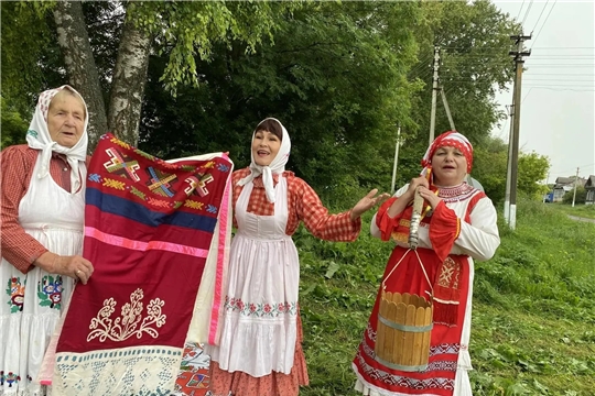 «Ой вара, мĕн вара - Савăнар Улмаллăра!»