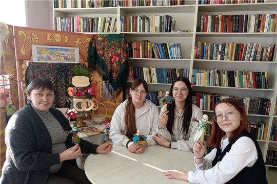 Встречаем весну с улыбкой: Дети Егоркинской библиотеки осваивают искусство создания Масленицы! 