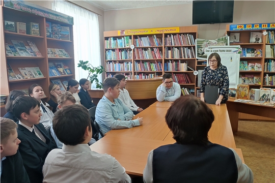 В городской библиотеке им. Г. Н. Айги прошла познавательно - игровая программа «Отчизне служат настоящие мужчины»