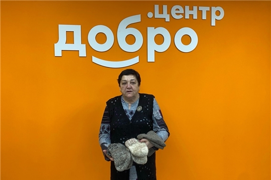 Член клуба Лидия Деркач из деревни Шумерли связала комплекты носок для бойцов СВО