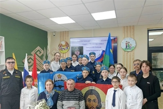 В Юманайской сельской библиотеке прошла торжественная церемония вручения ордена Мужества (посмертно) родителям гвардии лейтенанта Антона Александровича Вакумова