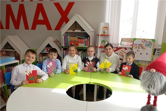 Творческий час  «Цветы для мамы» в Торханской сельской библиотеке