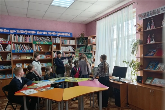В рамках Международного дня Земли, в городской детской библиотеке им. С. Я. Маршака прошел экологический час «Берегите землю, берегите»