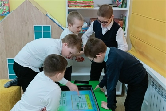 Команда мальчиков с энтузиазмом исследовала мир экологических квестов, погружаясь в интерактивный стол