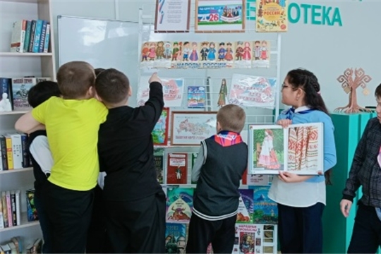  Выставка «В единстве наша сила», призванная познакомить  читателей Юманайской библиотеки