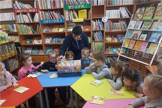 В городской детской библиотеке им. С. Я. Маршака в рамках Недели детской книги прошло литературное путешествие «Страна загадок и чудес». 