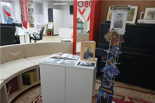 Торханская сельская библиотека приглашает посетить книжную выставку «Андриян Николаев – путь к звездам»