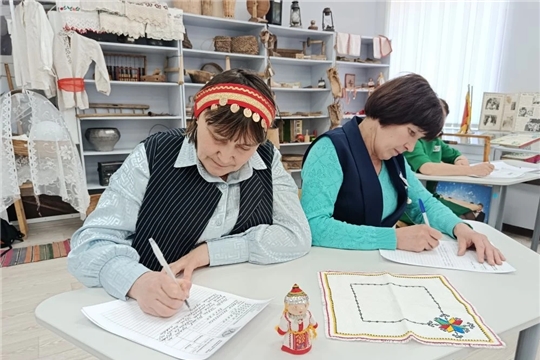 Заведующая Егоркинской сельской  библиотекой приняла участие в акции «Всечувашский диктант»