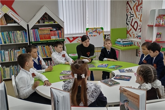 В Торханской сельской библиотеке прошел исторический час «Читаем книги о войне»