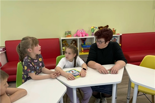 В рамках Международного дня борьбы за права инвалидов в отделении помощи семье и детям Шумерлинского комплексного ЦСОН прошла беседа "Перелистываем барьеры вместе"