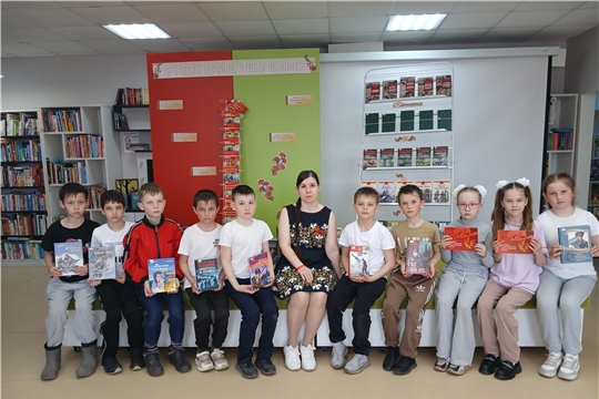 В Торханской сельской библиотеке прошел патриотический час «Читаем книги о войне»