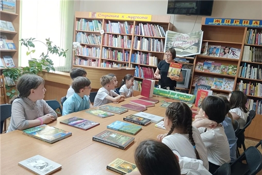 В городской библиотеке им. Г. Н. Айги состоялся познавательный час информации «Зеленый мир из Красной книги»