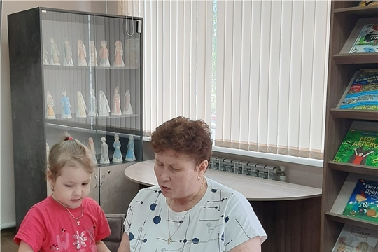 Час чтения вслух  «Читаем всей семьей: Сказки народов России» в Нижнекумашкинской сельской библиотеке