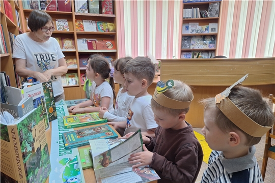 В городской библиотеке им. Г. Н. Айги в рамках проекта Главы Республики «Яркое лето Чувашии» состоялся эко-час «Храните чудо из чудес: леса, озера, синь небес»